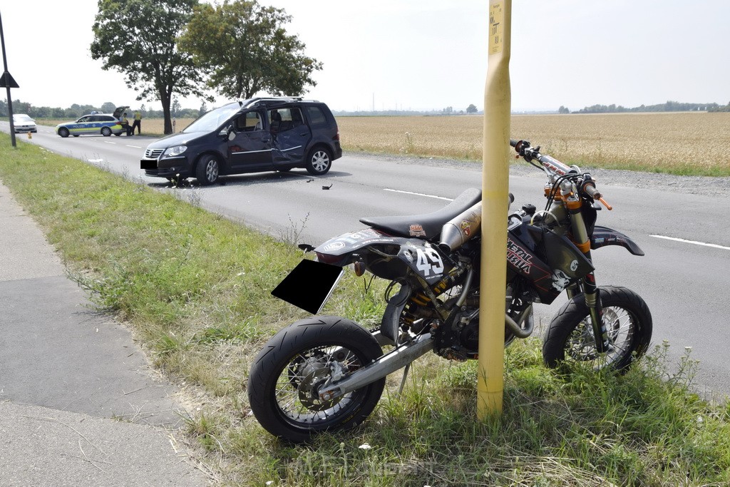 Schwerer Krad Pkw Unfall Koeln Porz Libur Liburer Landstr (Krad Fahrer nach Tagen verstorben) P079.JPG - Miklos Laubert